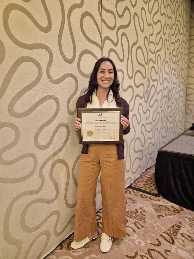 de_uvg's tweet photo. 👏🎓 Reconocen excelencia en investigación arqueológica de egresada @uvggt.

🔎 Jocelyn Ponce, también miembro del proyecto La Corona (CIAA), recibió el Premio de Disertación de la Sociedad Americana de Arqueología por su tesis doctoral.

🤝 “Este es un premio compartido”, dijo. https://t.co/d7g848wFn6
