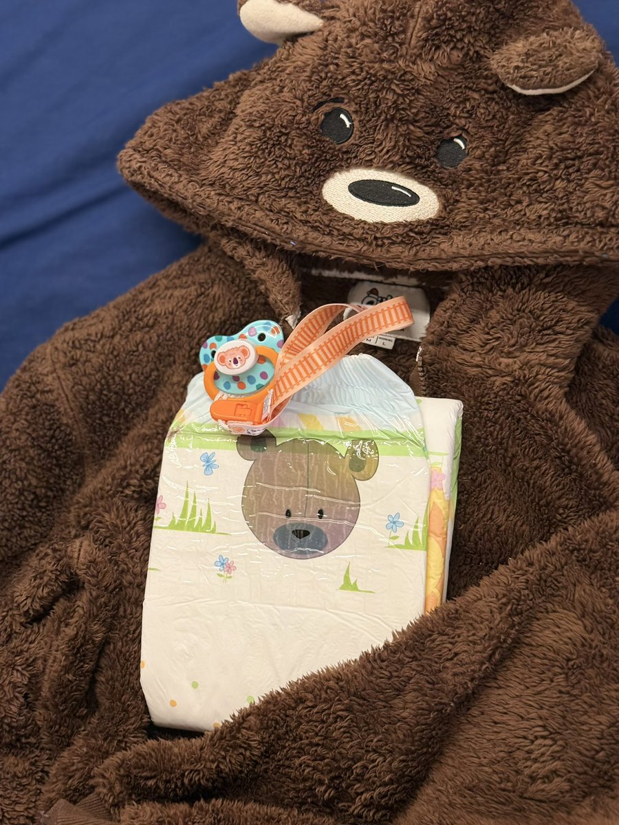 AstonButSmall's tweet image. Sleepy bear cub ready for bed 💤💤

Goodnight @DadaAfterDark_ 

#abdl #diaperboy #onesie
