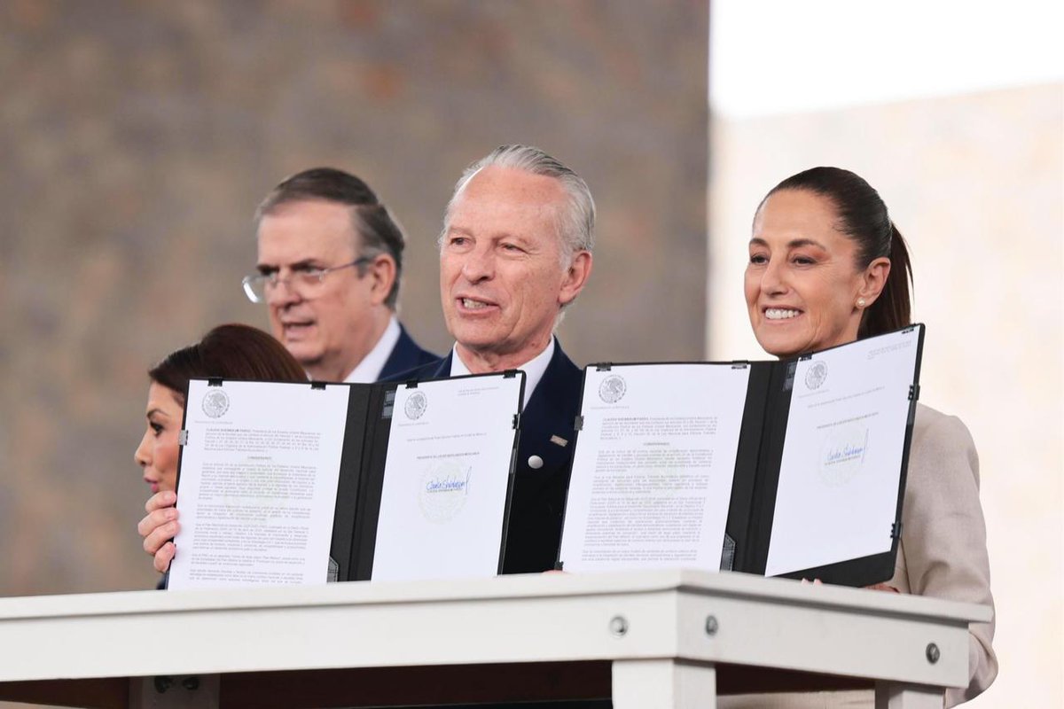 energyncommerce's tweet image. ⚡🇲🇽 La presidenta @Claudiashein firma decretos para elevar la generación renovable al 38% bajo el Plan México. Con trámites 60% más ágiles, se fortalece la inversión y el almacenamiento energético.

energyandcommerce.com.mx/sheinbaum-firm…

#PlanMéxico #EnergíaLimpia #Inversión #Sostenibilidad