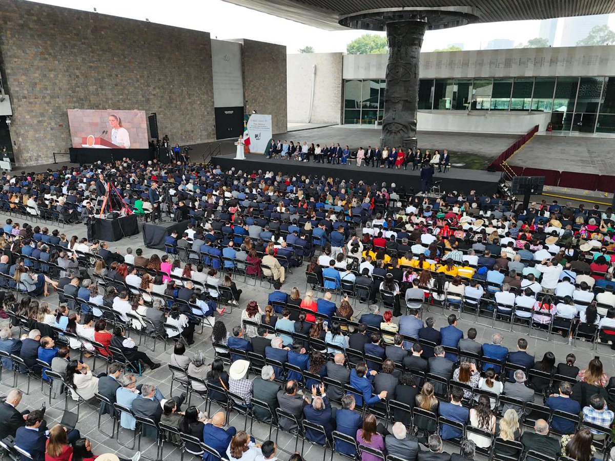 energyncommerce's tweet image. ⚡🇲🇽 La presidenta @Claudiashein firma decretos para elevar la generación renovable al 38% bajo el Plan México. Con trámites 60% más ágiles, se fortalece la inversión y el almacenamiento energético.

energyandcommerce.com.mx/sheinbaum-firm…

#PlanMéxico #EnergíaLimpia #Inversión #Sostenibilidad