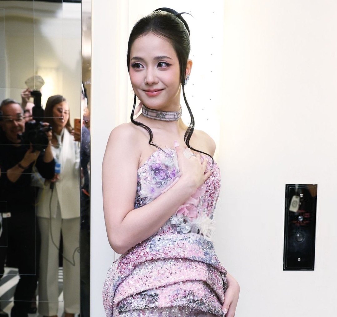 Jisoo looks beautiful in new photos for the Met Gala.