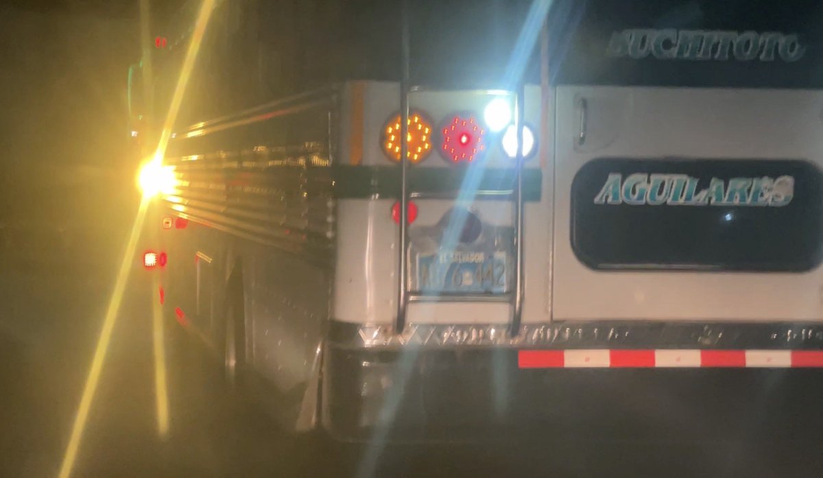 mauriciojparada's tweet photo. Señores @VMTElSalvador vengo a pedir se tomen medidas ante esta práctica de algunos conductores de buses. Por la noche y en carretera avanzan con estas luces encendidas cegando a todo conductor. Esto fue dom. 3 de mayo 8:00 pm por el redondel integración. POR FAVOR HAGAN ALGO. https://t.co/M3rdZwktZT