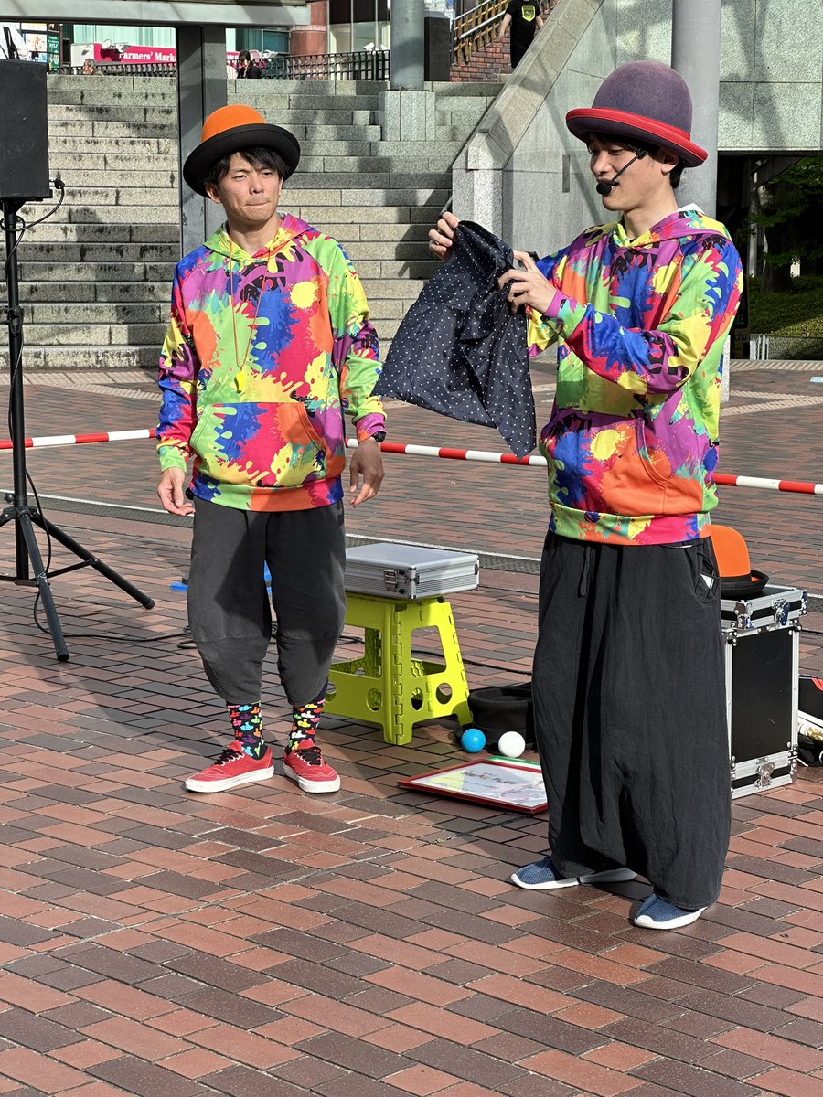 nanajun1968's tweet photo. 多摩センターでのこどもまつりに行ってきました
SURDE WAVEさん暑い中大変そうでしたがキレのあるパフォーマンスでいつもながら凄い👍
風が強かったですが最後もビシッと決まりました👏
NearPlusさん風が強くてハットは苦戦してましたが最後6個のパフォーマンスは成功👏
楽しませていただきました😄 https://t.co/DmRUe57NRr