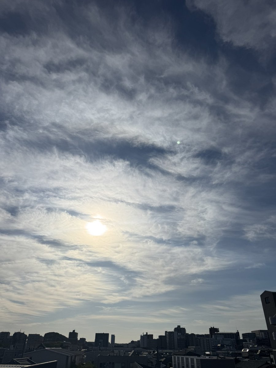 MocoPin_PaPa's tweet image. おはようございます(^O^)／
大阪北部のイマソラは、晴れ！ そして日中も、良い天気が続く予報です。
さぁ、今日はこどもの日でお休みなので、ゆっくりしたいと思います♫
*
#sky #cloud #空 #雲 #イマソラ
