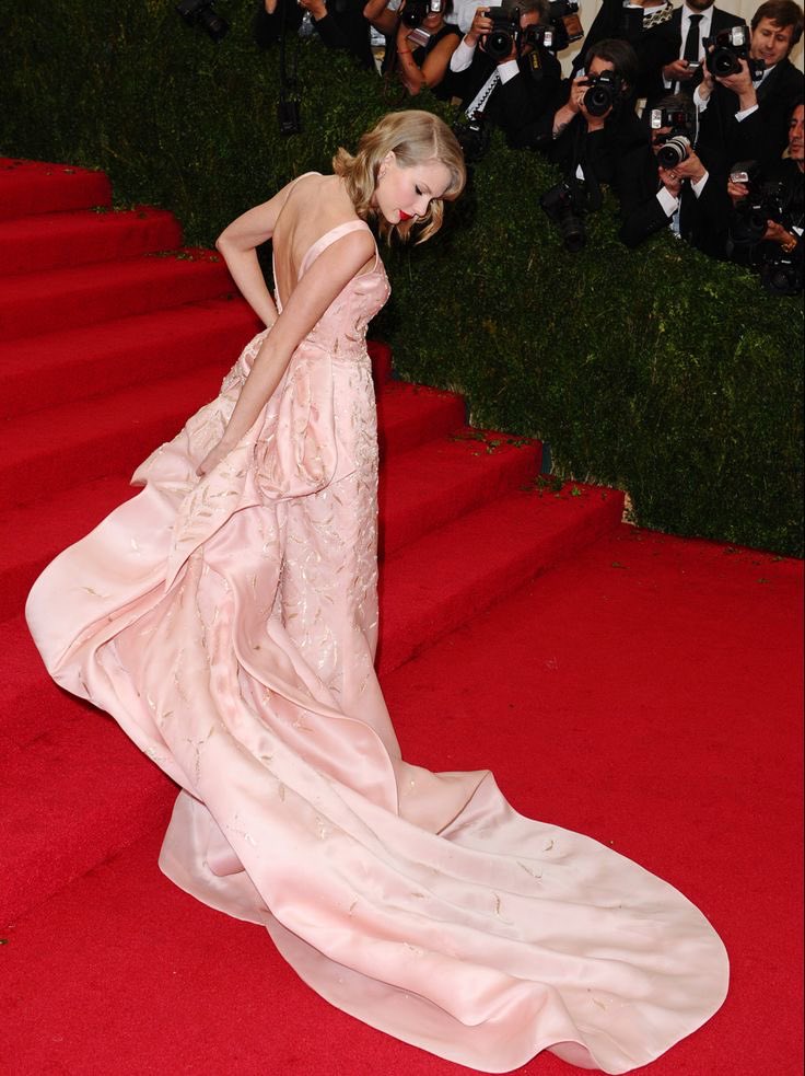 willistortured1's tweet photo. Taylor Swift has arrived at the #MeGala https://t.co/8VTYDTCr3X