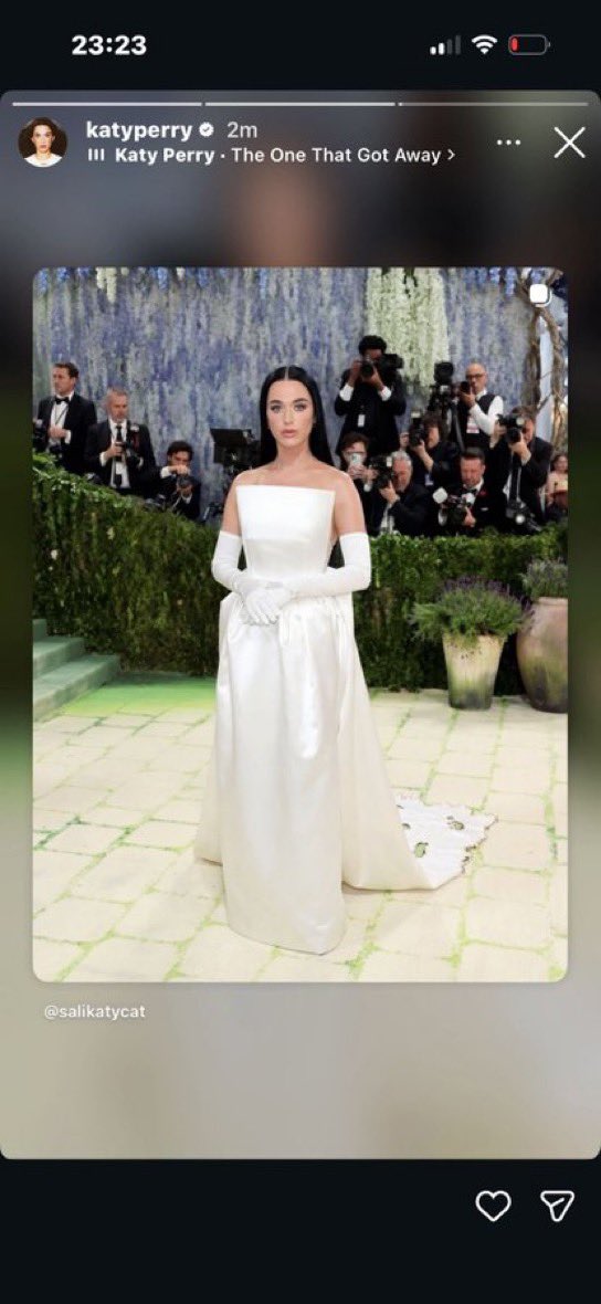 ferretbloom's tweet photo. Katy made a statement about AI and the way it erases our humanity:

-Katycats posted AI pictures of her look

-She showed up in the same dress with her face covered to show how her real identity is erased in the AI world

-Revealed her face on the carpet to show that she's Katy https://t.co/n1fkPwrNtw