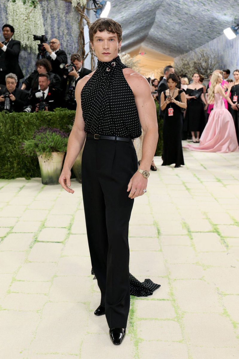 TheCarterFilez's tweet photo. Not Connor Storrie gagging the haters and the SET with this reveal #metgala https://t.co/53nFV8JsTi