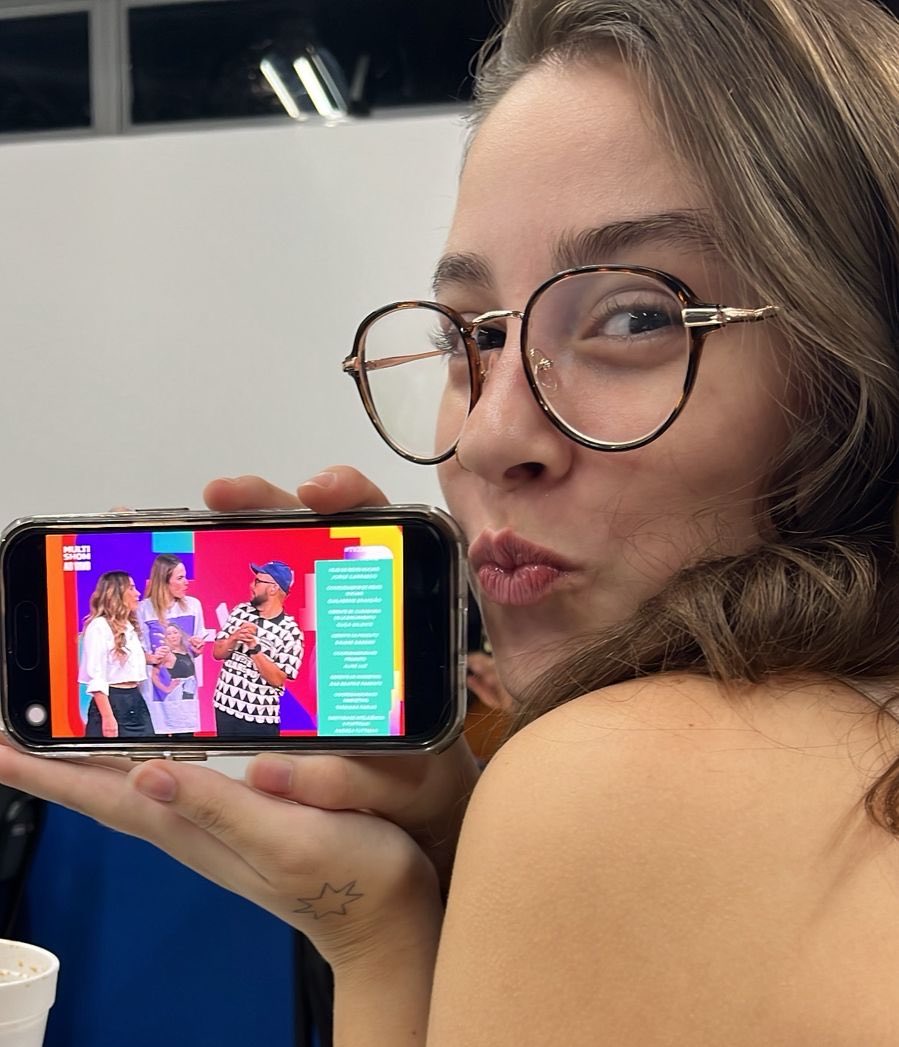 sayitisa's tweet photo. aquela amiga que vê @anapaularenault na aula, minha graduação vai ser em Estudos Renaultianos: conhecimentos sobre Ana Paula Renault - Discurso, Mídia e Performance Social https://t.co/NfR6LrSJtc