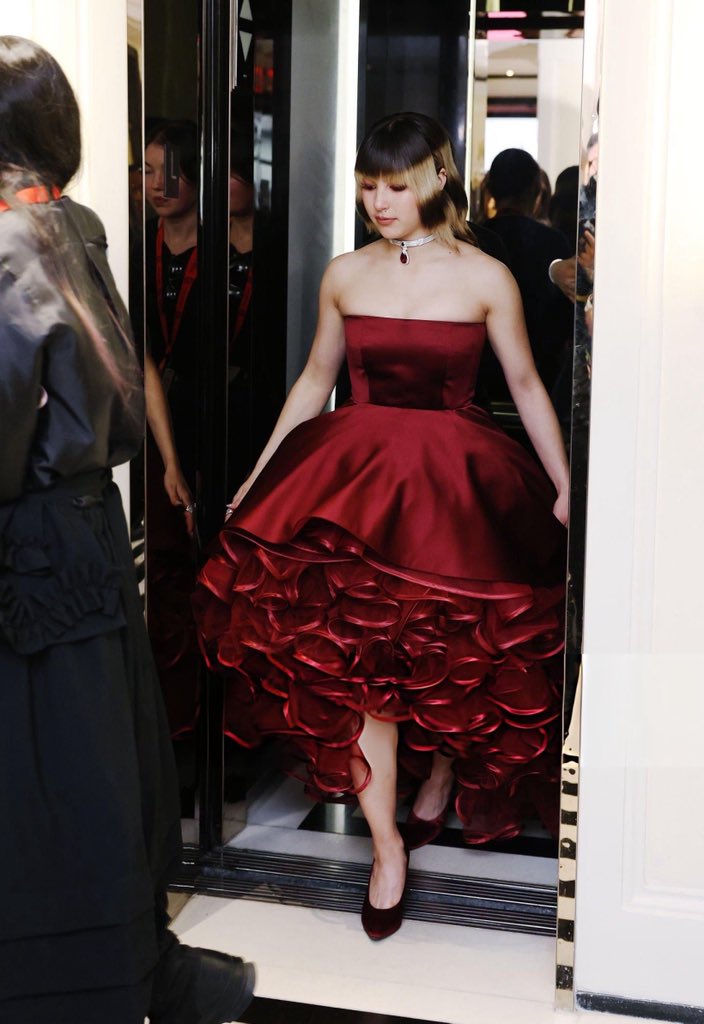 alysalarchive's tweet photo. look like a princess https://t.co/6CrICBJFrp