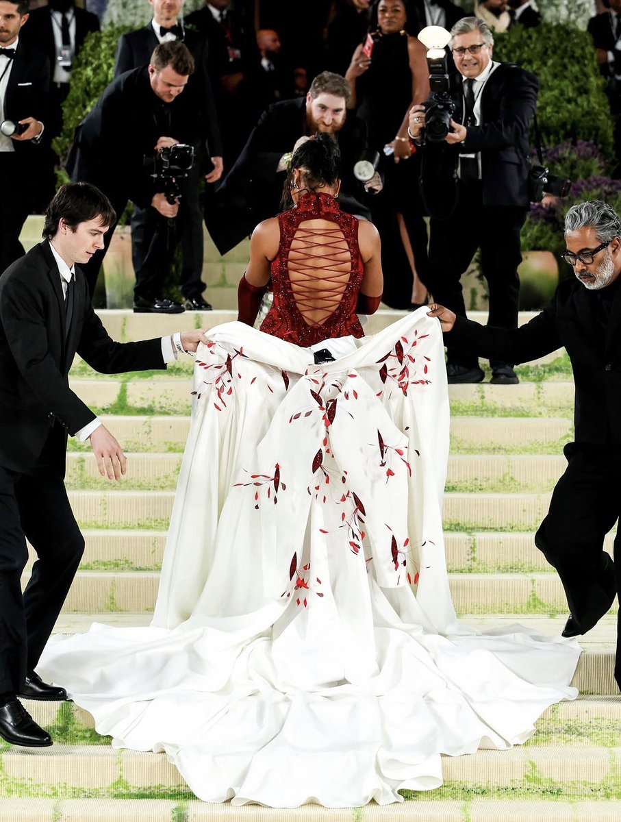 curatedit_'s tweet photo. Naomi Osaka’s stunning reveal for the 2026 Met Gala, wearing custom Robert Wun https://t.co/x4YrQXqQox