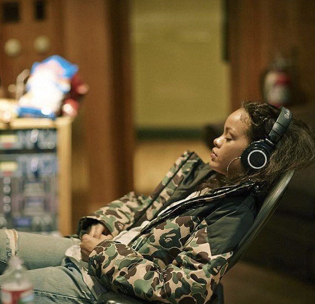 blaugrnas's tweet image. #waiting for rihanna and tyla