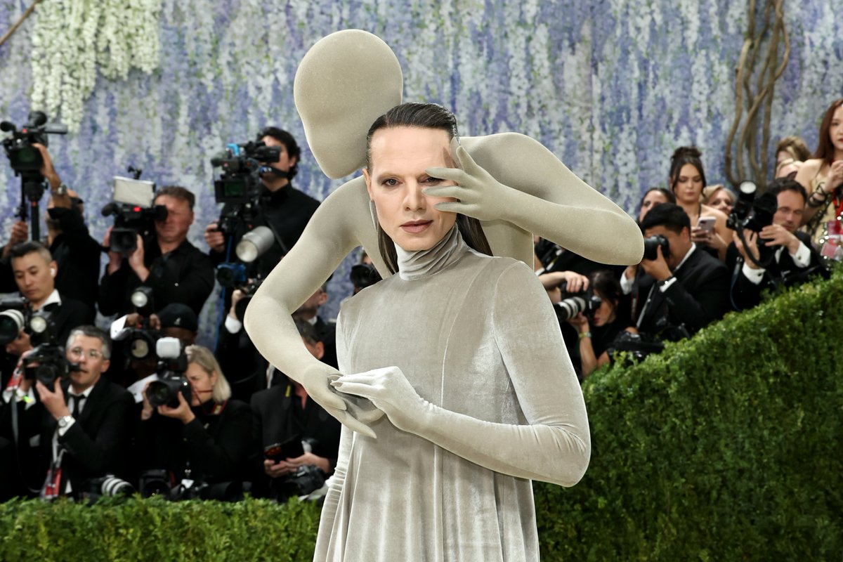 Don't touch, it's art! Estamos sem palavras para o produtor teatral Jordan Roth que, além do look, entregou uma estátua acoplada a ele para o #MetGala.

📸: Getty