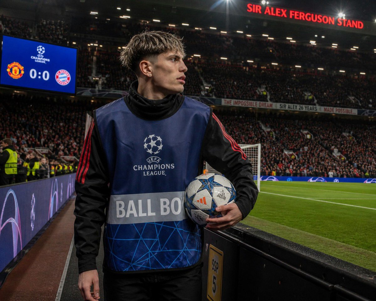 ManUtdBR's tweet photo. O mais perto que vai passar da Champions League na próxima temporada 👍 https://t.co/ErVm7uA1Cs