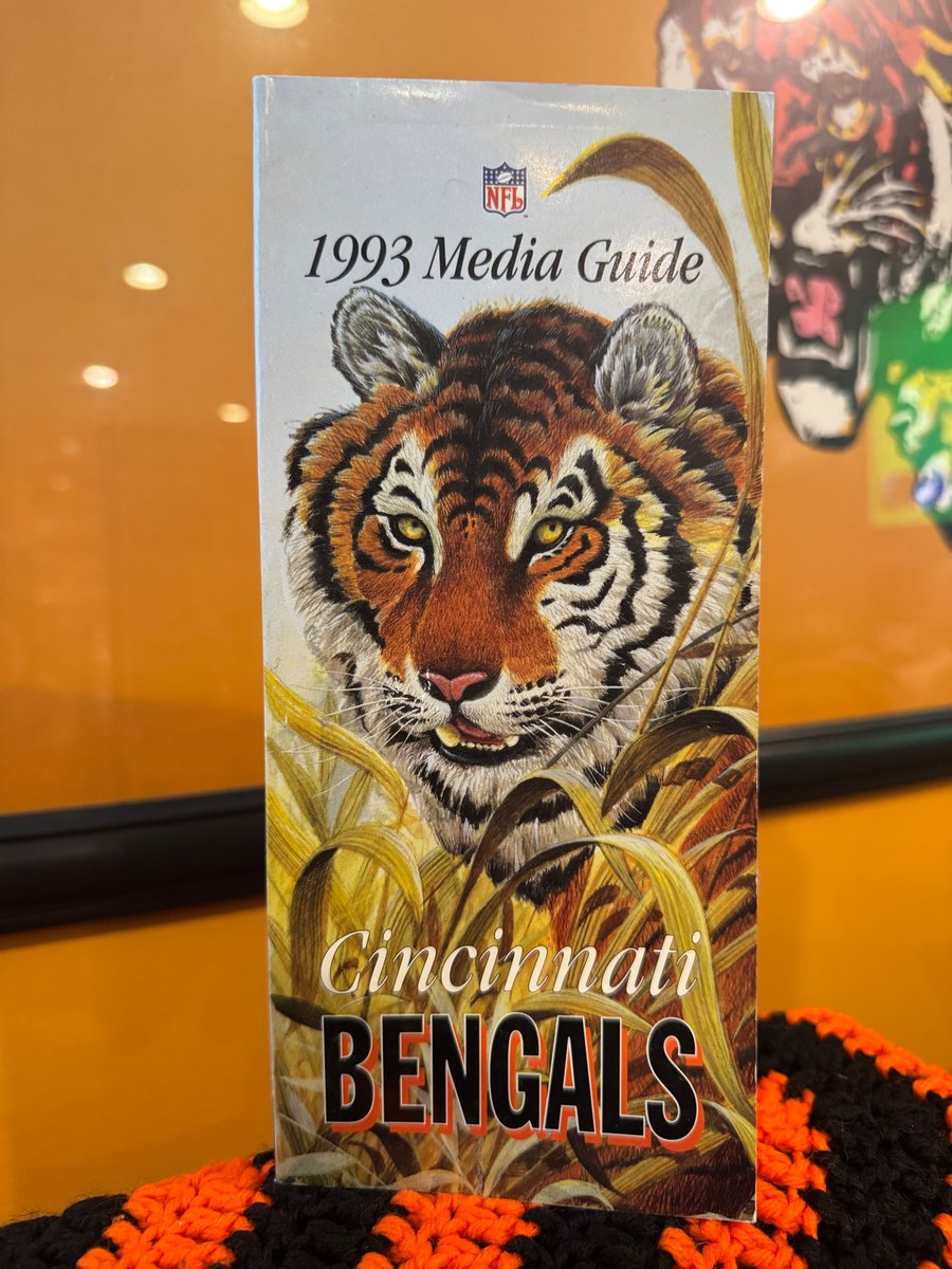 bengaljims_BTR's tweet photo. #BengalsMediaGuideMonday 🐅📘

1993 - For the first time since 1980, @AnthonyMunozHOF  was not on the opening day roster and for the first time since 1984, @7BOOMERESIASON  was not on the opening day roster. The David Klingler experiment at starting quarterback got off to a poor start, as the Bengals lost their first ten games for the second of three 0–8 starts in four seasons.

#CincinnatiFootballHistory