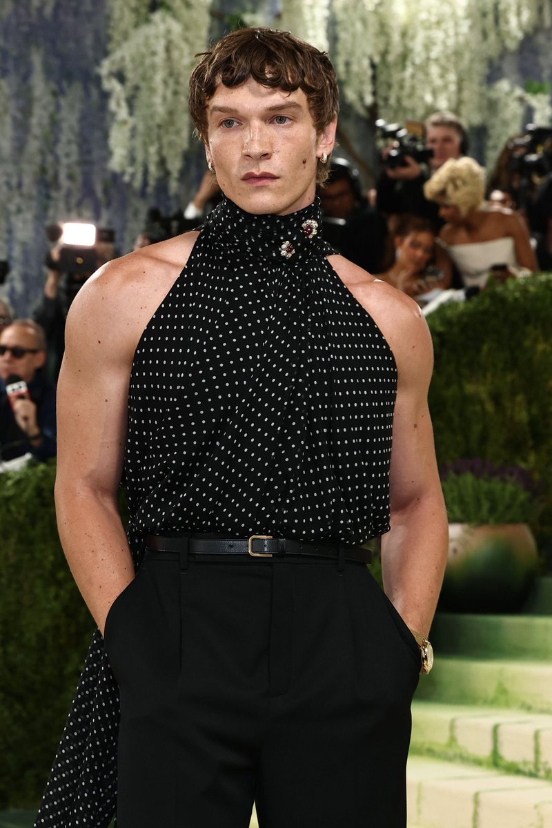 Me gusta mucho más el look cuando se quita la chamarra, los brazos, los accesorios, los lunares… Connor Storrie el hombre que eres.
