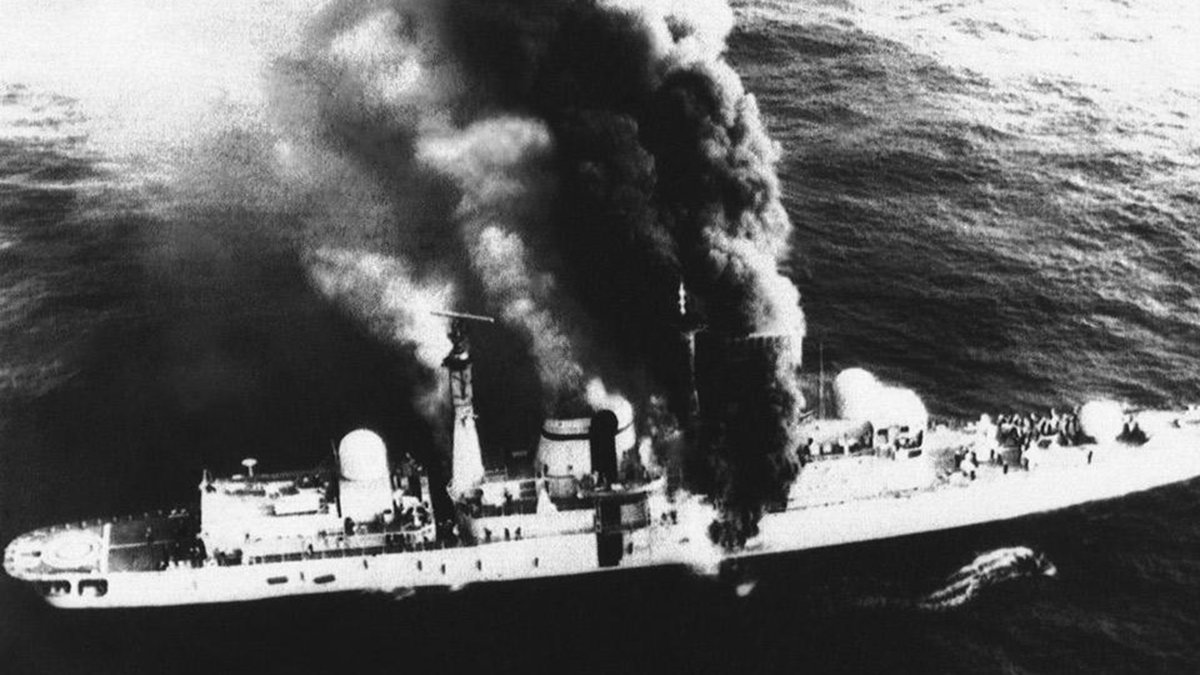 RBEZZATO's tweet image. #Efemérides. El 04 de Mayo de 1982, en el marco de la Guerra de Malvinas, veinte marineros mueren cuando el destructor británico Tipo 42 HMS Sheffield es alcanzado por un misil argentino aire-superficie Exocet.