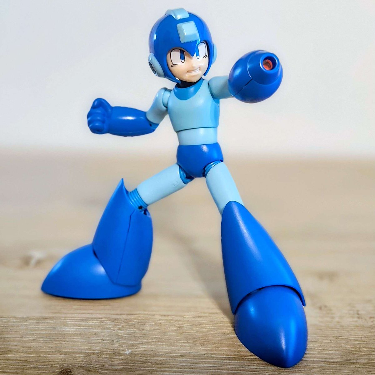 iek_2003's tweet image. Took some new photos of my old D-Arts Mega Man figure

Its articulation is pretty limited and it definitely shows its age compared to modern figures but I still love it to death
#MegaMan #Rockman #ロックマン #tamashiinations