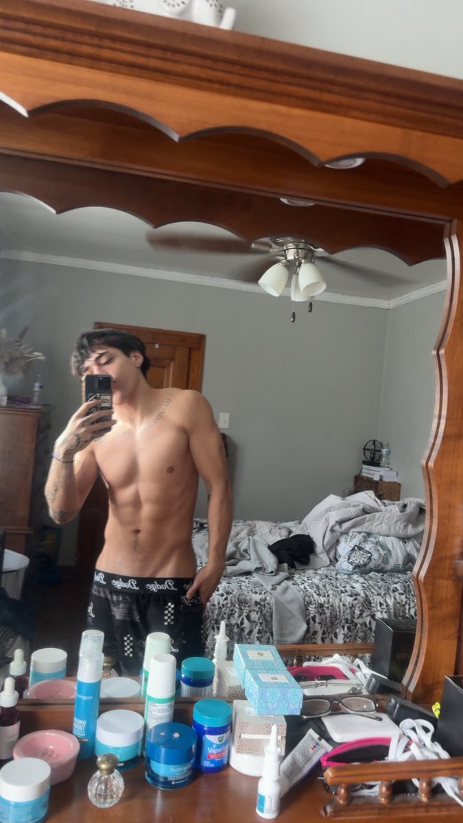 Real5ddie's tweet photo. describe me in one word https://t.co/R2a0zIGFSR