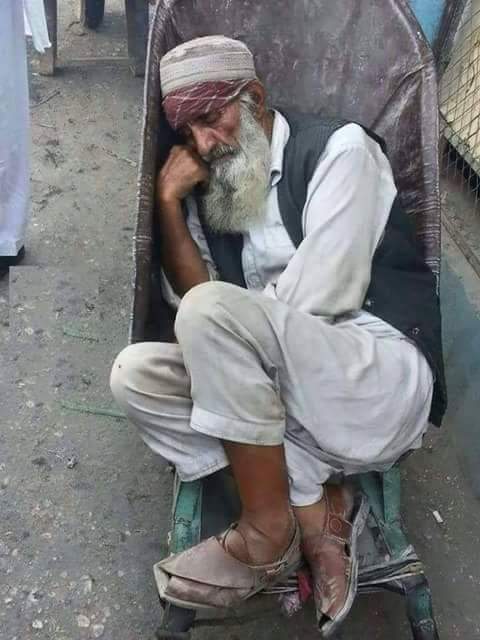 MuslimsMatters's tweet photo. Dear Allah, please look after the poor people all over the world. 🌍 😭 https://t.co/263vWBY6v5