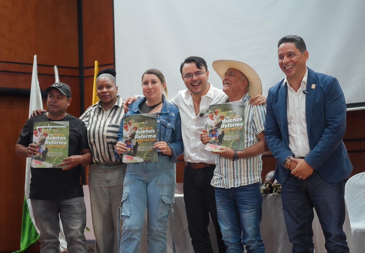 Este Gobierno le cumple a Antioquia con hechos: títulos, tierras e insumos. en Medellín, entregamos 180 títulos a familias campesinas de 7 municipios golpeados históricamente por el conflicto armado. Son 504 hectáreas que desde hoy tienen propietarios legítimos. 

También