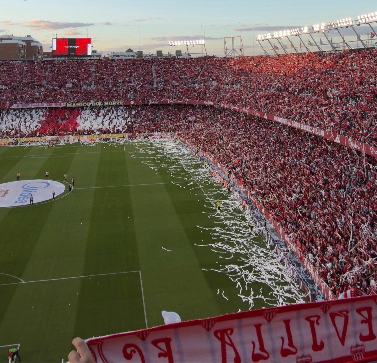 qbtnervion75's tweet photo. Sigo nervioso, sigo tenso. Que partido Dios mío, que semana…

La mejor afición del mundo, en las buenas y en las malas GANANDO PARTIDOS. No se equivoquen, no celebramos nada, solo queremos lo mejor para nuestro Sevilla y eso pasa por salvarnos con partidos como este si o si. Cuando todo acabe, llegará el momento de la crítica y de ser exigentes.

Pero esto es una maravilla, esto no se ve en ningún otro sitio en Europa, esto es el Sevilla señores. El sábado más fuerte aún si cabe.