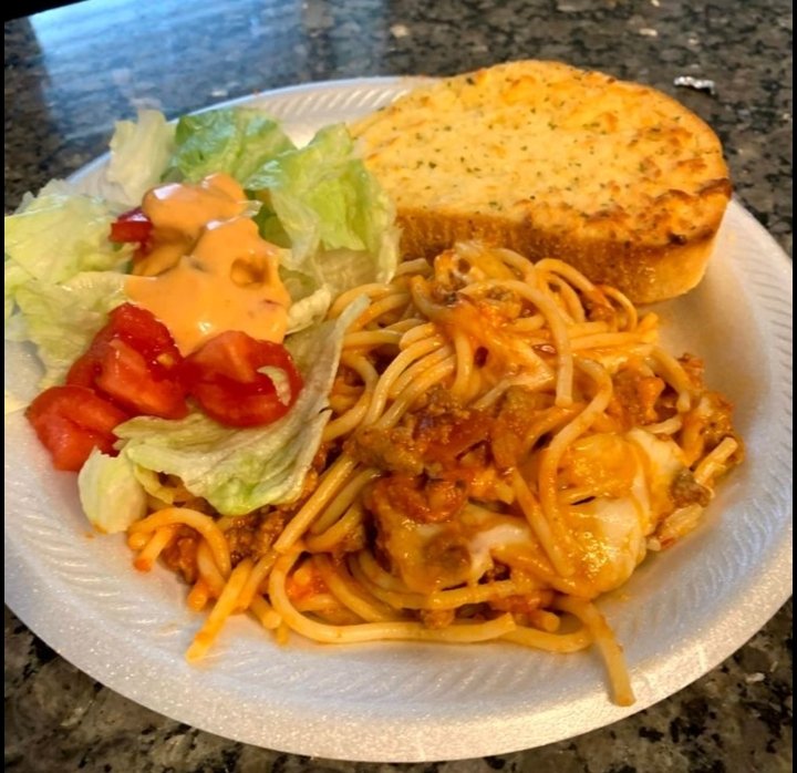 Jiah3000's tweet image. Spaghetti, garlic bread,and a salad #Dinner