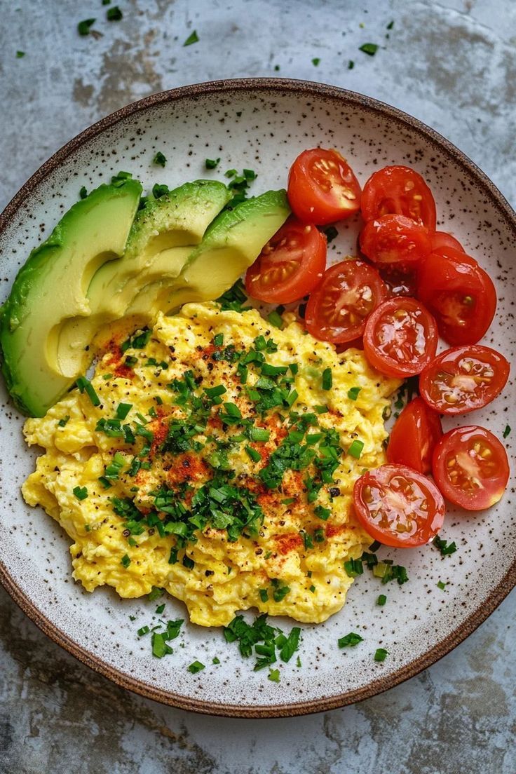 VargasKevi70887's tweet photo. Los mejores desayunos para dominar tu jornada y eliminar la niebla mental.

Si empiezas el día con azúcar y harinas, ya perdiste la batalla contra la procrastinación. Tu cerebro necesita combustible real, no picos de insulina.

Aquí tienes las 10 mejores opciones para un enfoque de hierro: 🧵

1. Huevos revueltos con cúrcuma.