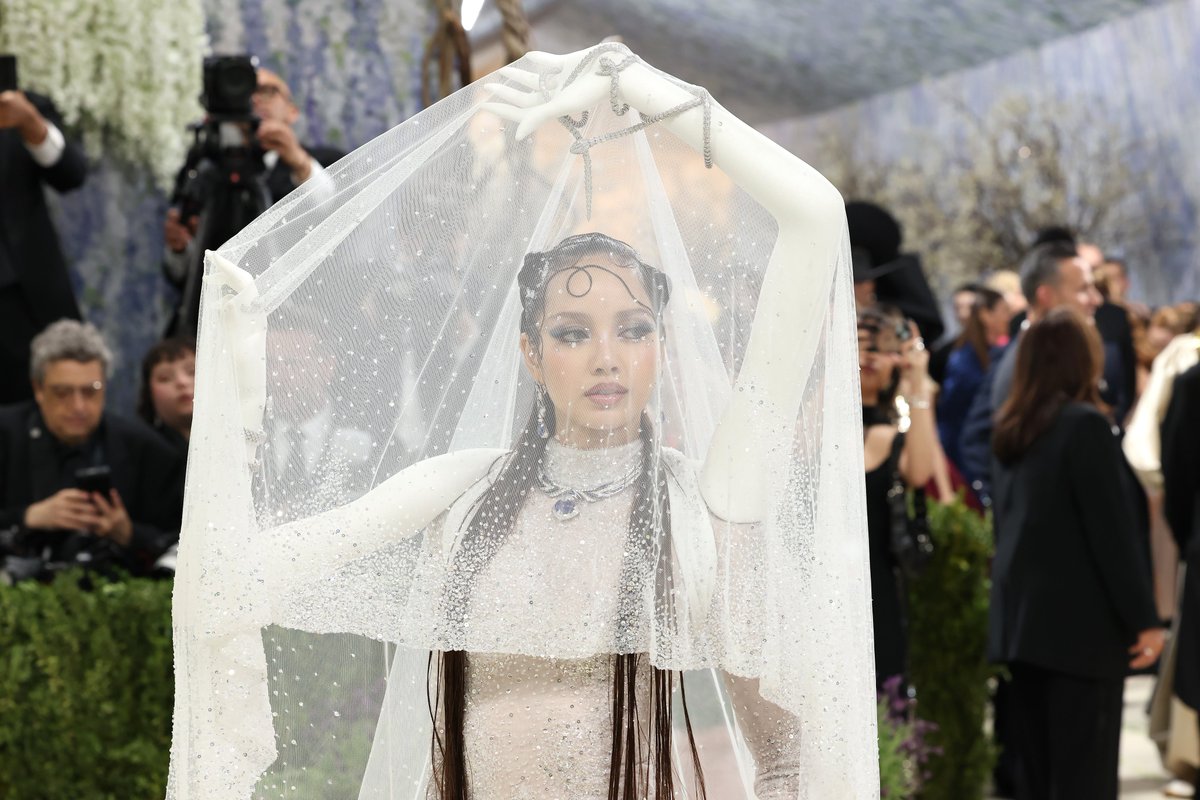 #BLACKPINK's Lisa stuns on the #MetGala carpet. 

variety.com/gallery/met-ga…