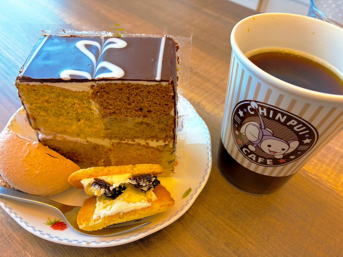 これはこの前友達がうち来た時のケーキパーティの時の写真なんだけど
いつ見てもチンプイのマグが可愛くてお気に入り
