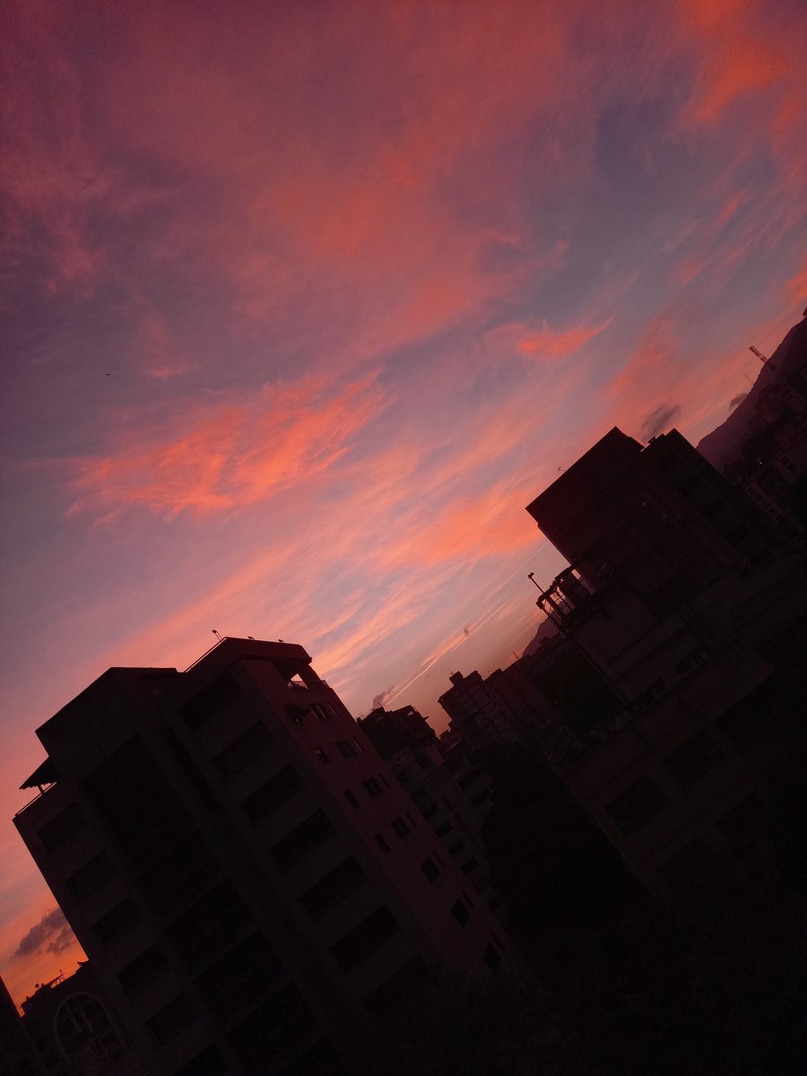 karelisjvc's tweet image. 🌟•••A buen tono capitalino, atardece•••🌟
#sky #landscape #photo #loveit #photographyisart #Caracas #LetsGo 🪶🤩