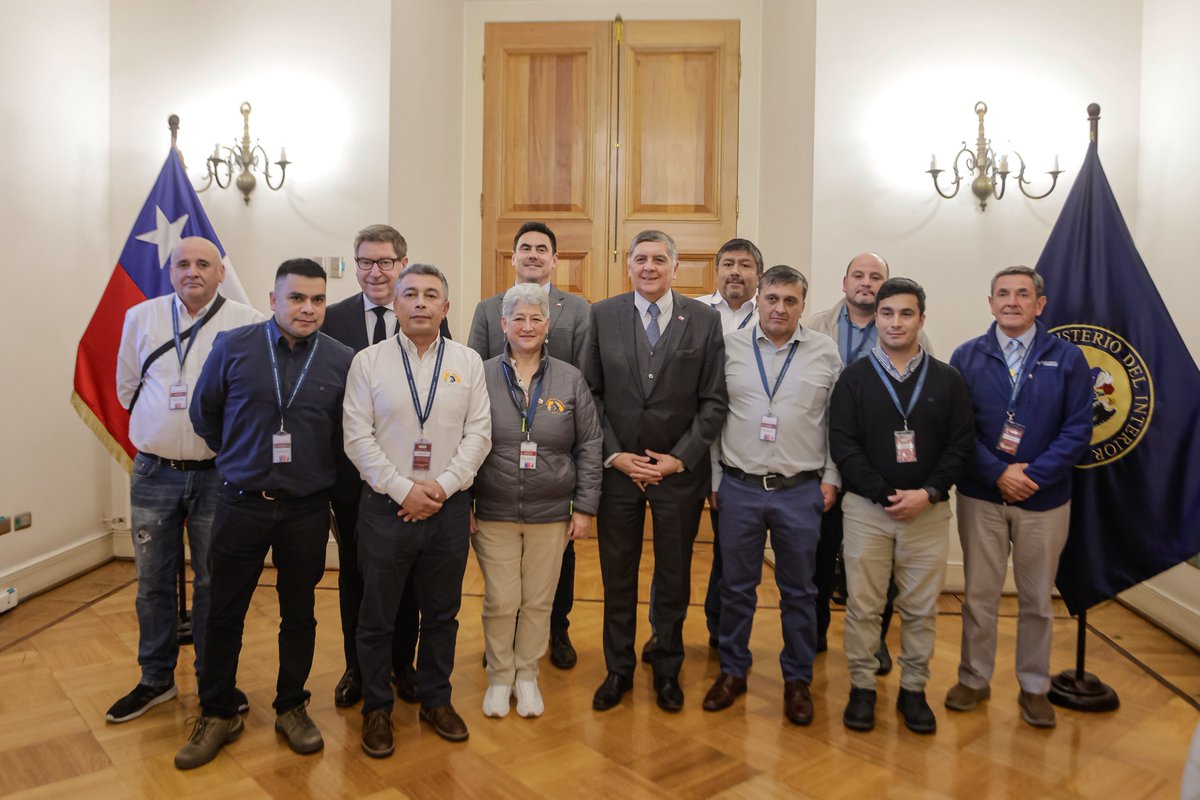 meconomia's tweet photo. El biministro Daniel Mas y ministro del Interior, Claudio Alvarado, junto al subsecretario de Pesca, Osvaldo Urrutia, se reunieron con trabajadores de la Multisindical de Salmoneros para escuchar sus inquietudes y avanzar en soluciones concretas para el sector 🤝 https://t.co/YglgNbxPqv