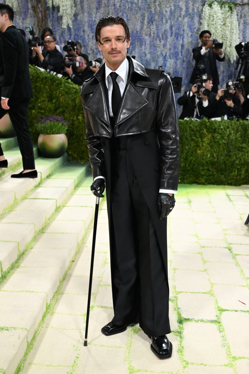 fifis_trinkets's tweet photo. It’s giving DC villain 

#metgala2026 https://t.co/cuJx2C7vn7