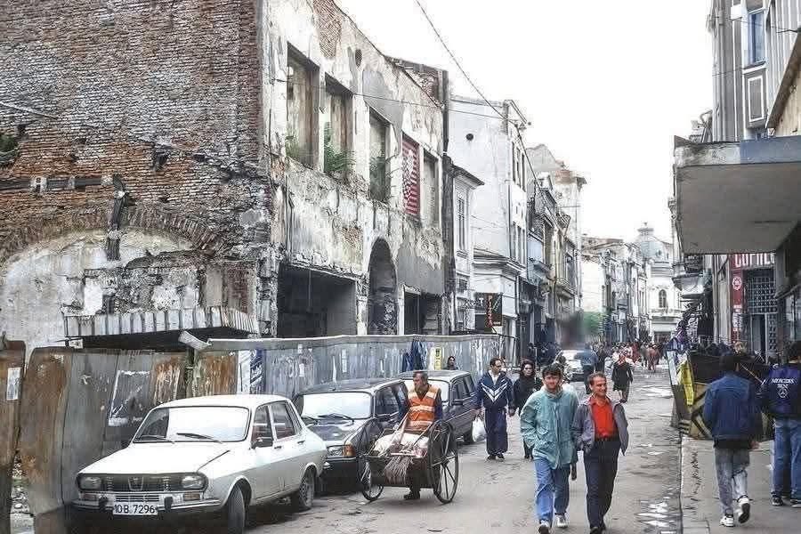 dobrogeanul's tweet photo. Centrul Bucureștiului în 1995, când eram „suverani” 100 % fără NATO, fără UE, fără dinți în gură. Doar Sorin Ovidiu Vântu și gașca de securiști pe care unii îi vor înapoi pentru că (nu se mai poate trăi domnule în România). Ce să zic, succes! https://t.co/OxAIW1XLQL
