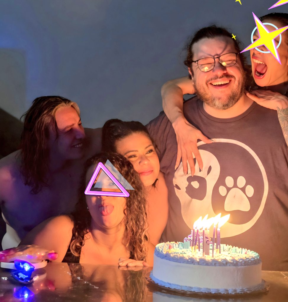 AnnieWayneyLux's tweet photo. En plena albercada del cumple de @Mr_Wayne565 uno de los momentos más bonitos de la noche 🎂💙

Mi pequeña familia poliamorosa reunida: risas, abrazos, velitas y mucho amor real hasta la madrugada 😍

Esto es #PoliamorReal… celebrar juntos, crear recuerdos y sentirte completamente en casa con las personas que eliges y que deciden estar contigo y se dan plenamente y sin condiciones. 

¿Te gustaría vivir este tipo de celebraciones? 
Doble like si sí 💕 
Comenta “Quiero” si te gustaría ver más momentos así 🔥

#lenguadelujo #PoliamorReal #FamiliaPoliamorosa #CumpleañosEnFamilia #AmorSinLímites