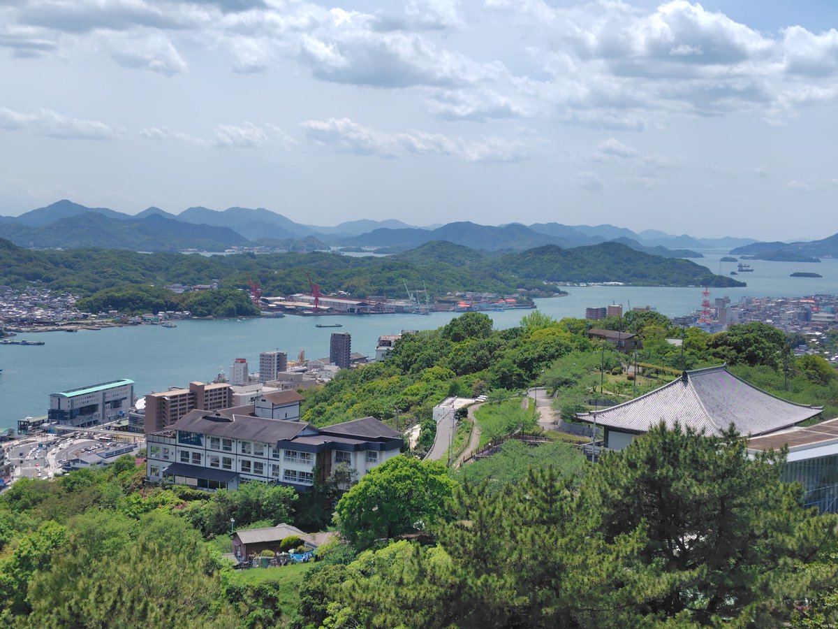zappa7111's tweet photo. GWはダラダラしてたんですが、昨日は尾道市の千光寺に行ってきました。快晴で暑いくらい💦ロープウェイは使わず歩いて行ったので今日は足腰が痛いッス。
千光寺は3回目ですが、景色が爽快。遠くに見える造船所と自然の緑とのコントラストがいいですね。 https://t.co/0Qrm1Bv3RW