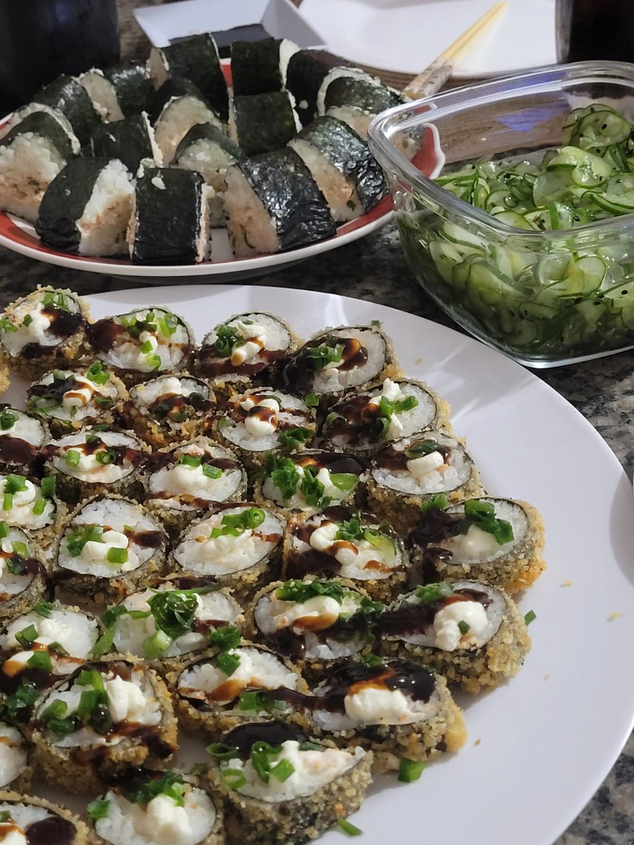 TheOnlyMathew_'s tweet photo. Noite japa com o best pra prestigiar as Mamas com a queen @volpato_regina , voces comeriam esse japa?
Hot rolls, sunomono e oniguiris, uma deliciaaa #DragboxNaCozinha https://t.co/EFf6hOEXK0