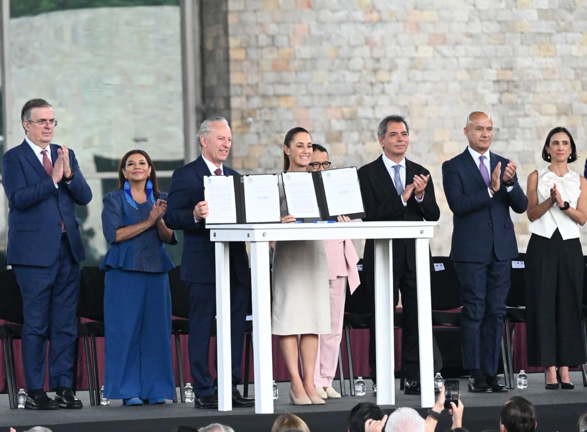 cceoficialmx's tweet photo. Comunicado / El #CCE reconoce acciones del Plan México para facilitar y dar certeza a la inversión. https://t.co/6r6FfhBwwc