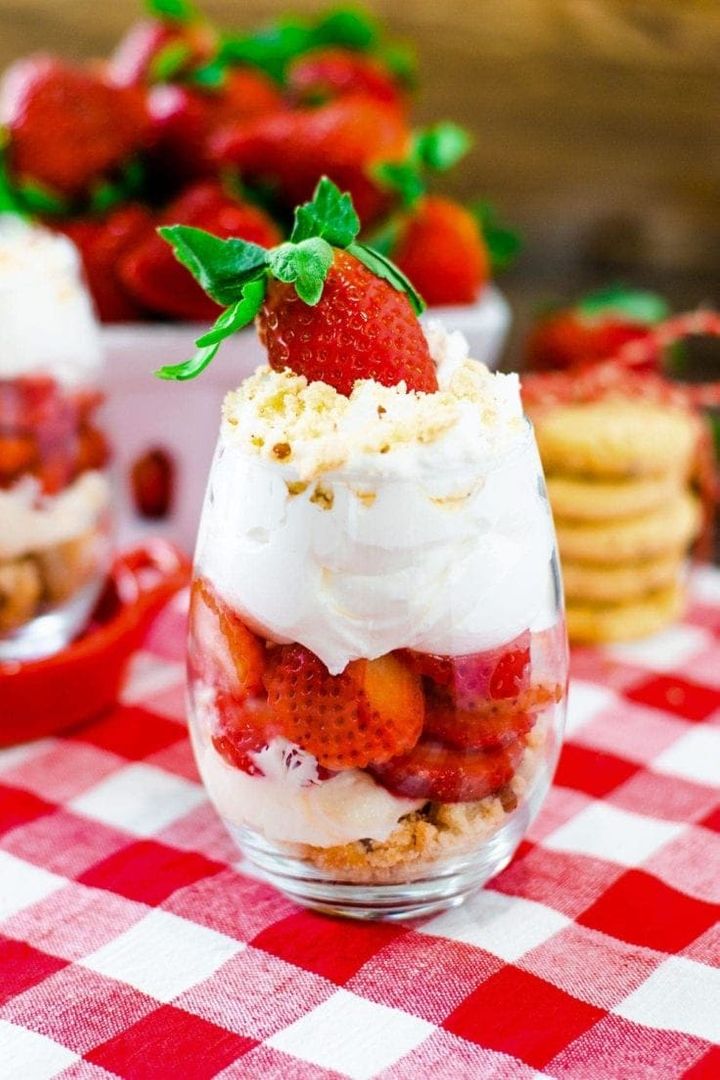 soulfullymade_'s tweet image. RECIPE HERE 🍓 soulfullymade.com/strawberry-par…
Fresh strawberries layered with a cheesecake filling, whipped topping and pecan shortbread cookies create this heavenly No Bake Strawberry Cheesecake Parfait. A stunning and delicious dessert.🍓

#soulfullymade #strawberries