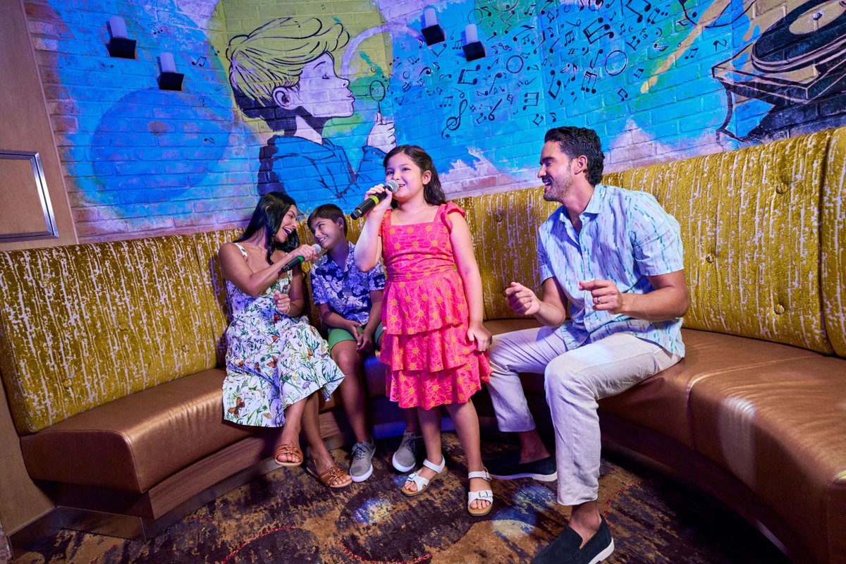 LuxTravelToday's tweet image. The sun sets, but the celebration lights up! 🌟 From karaoke to salsa dancing, every moment is a memory waiting to happen. Celebrate your birthday this year with unforgettable nights on #RoyalCaribbean. Contact me to book your celebration today 🥳 #BirthdayCelebration