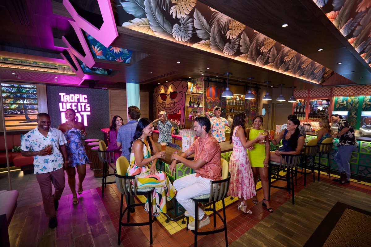 LuxTravelToday's tweet image. The sun sets, but the celebration lights up! 🌟 From karaoke to salsa dancing, every moment is a memory waiting to happen. Celebrate your birthday this year with unforgettable nights on #RoyalCaribbean. Contact me to book your celebration today 🥳 #BirthdayCelebration