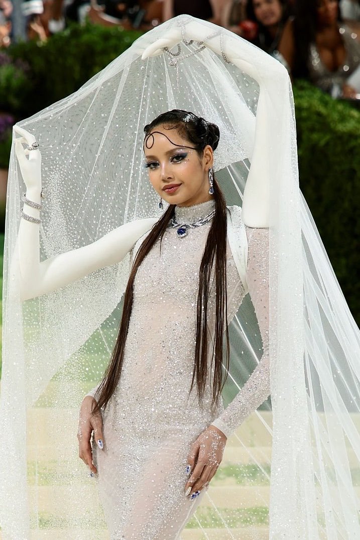 pinksview's tweet photo. this look is gorgeous. truly a vision of BEAUTY, lisa is phenomenal. https://t.co/r76HIN2KQE