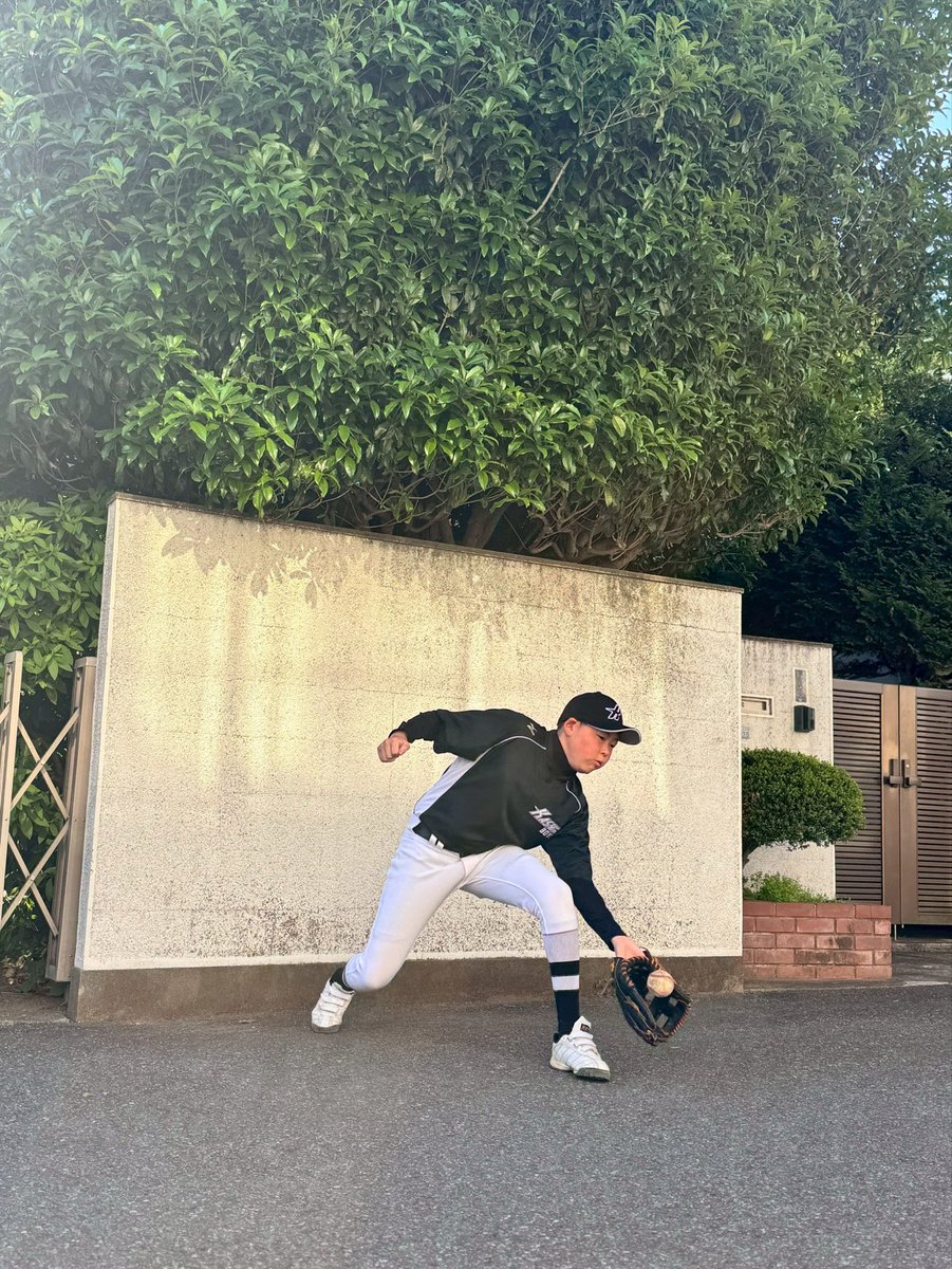 slugger20131211's tweet image. おはようございます😃

今日はリュウト、硬式野球初の紅白戦⚾️✨
ついに“試合形式デビュー”の日です🙌

チームの先輩・父母あわせて約200人の前でのプレー🏟️
その中で一本出たら…最高に気持ちいいだろうな🔥

結果はどうあれ、全力でぶつかってこい👊
朝の調整もしっかり👌

#硬式野球 #紅白戦 #野球