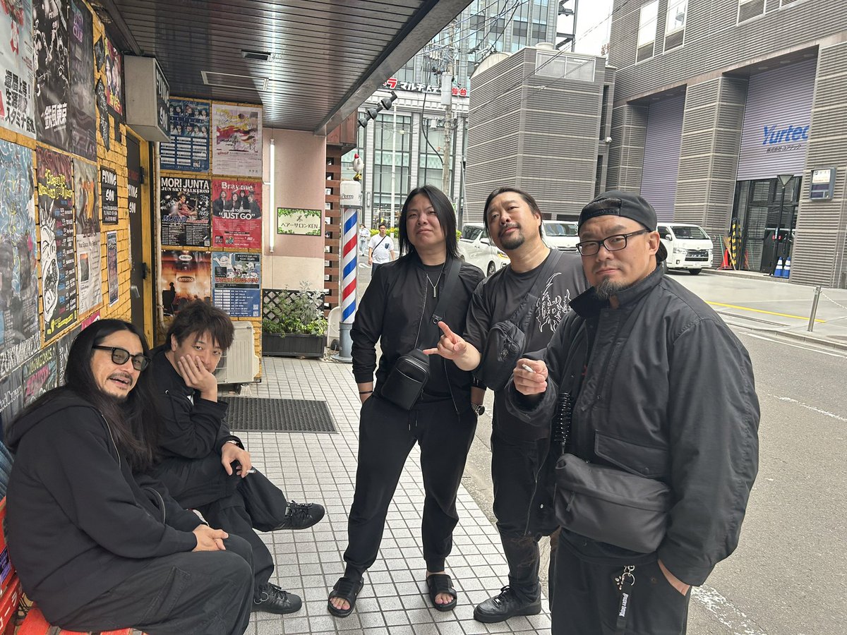 遠い地で友達に会うって不思議な気分になるよなぁ〜😊
ドッキリ大成功　笑
