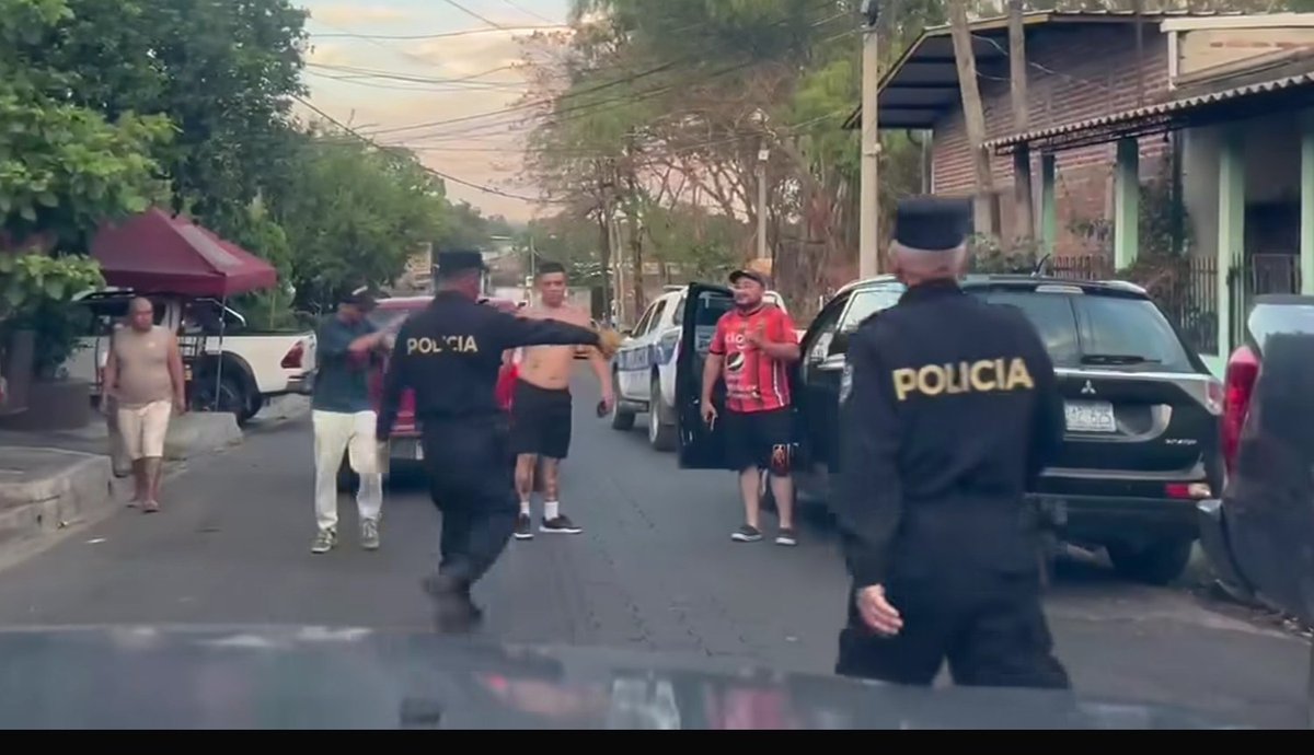 Aquí algunas palabras para los que van a ir al viaje a San Miguel:

Pupuja: Pupusa
Caja: Casa
Aguilucho: Culero

Para que no se los vayan a vacilar esos majes afuera del estadio. 😅