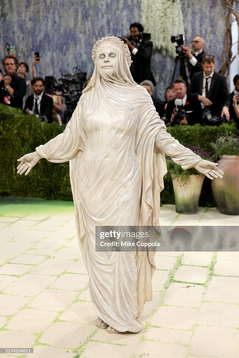 modestopzera's tweet photo. TIREM AS BÁSICAS DA SALA!!! MODA É ARTE! MODA É HEIDI KLUM #metgala https://t.co/J4J6q77sAM