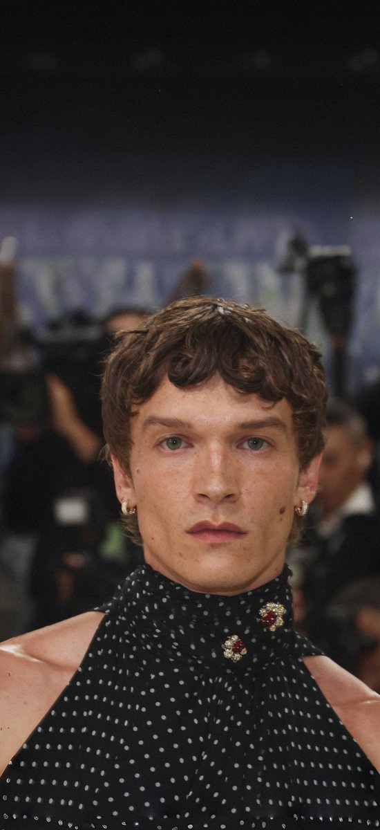 unlockscreen's tweet photo. —  Connor Storrie in #MetGala 2026 | heated rivalry wallpaper 🏒

like &amp; rt if you use it!! /math https://t.co/ZCs57ACCm2