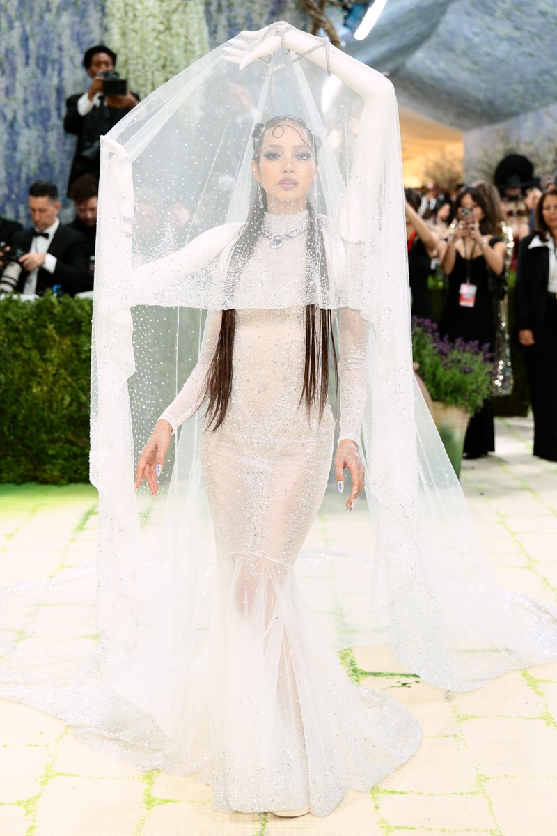 Blackpink's Lisa arrived at the 2026 #MetGala wearing custom Robert Wun – and looking like a work of art: britishvogue.visitlink.me/cCBZdY