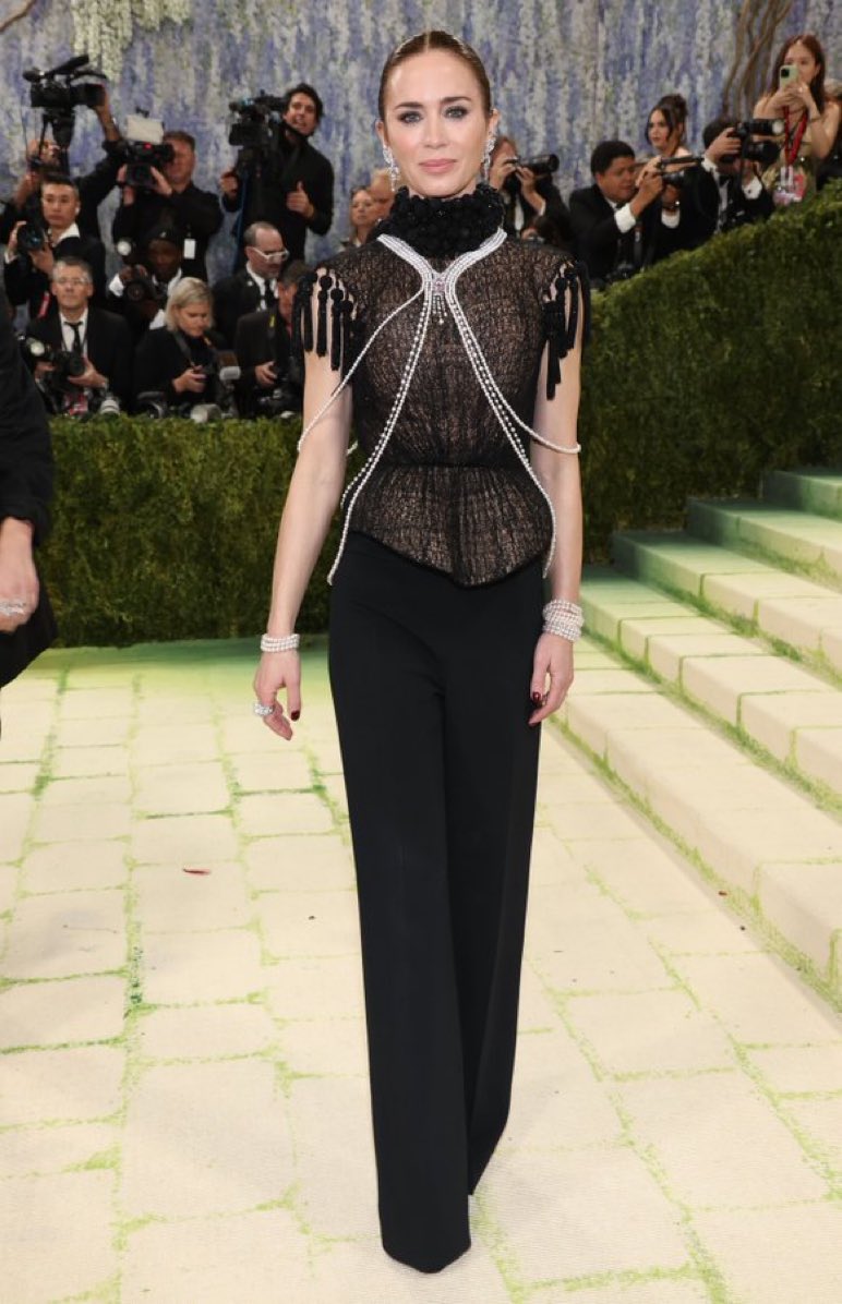 setepop's tweet photo. O DIABO VESTE BÁSICA! Emily Blunt no #MetGala https://t.co/pmdQvESnxD
