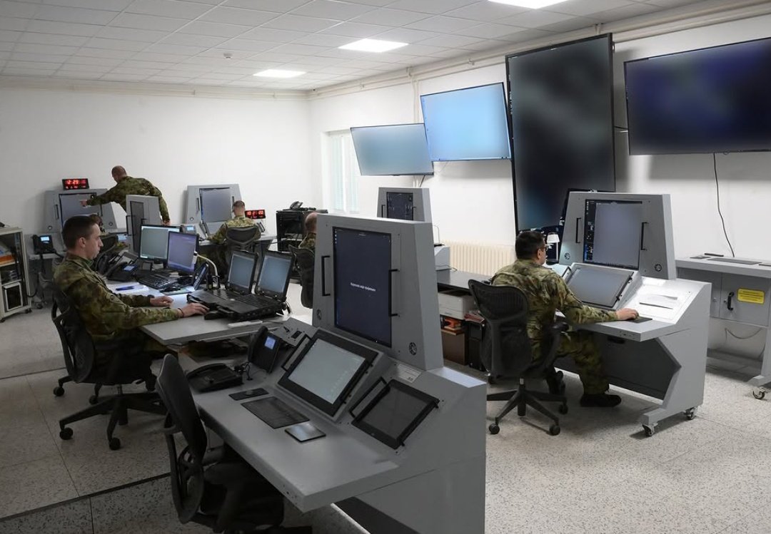 Lukai1861's tweet image. #Serbia | New air defence officers undergo advanced training:

A new generation of guidance officers within Serbia's 🇷🇸 126th Air Surveillance, Reporting and Guidance Brigade is undergoing intensive multi-month training to qualify for independent operational duties.

The program