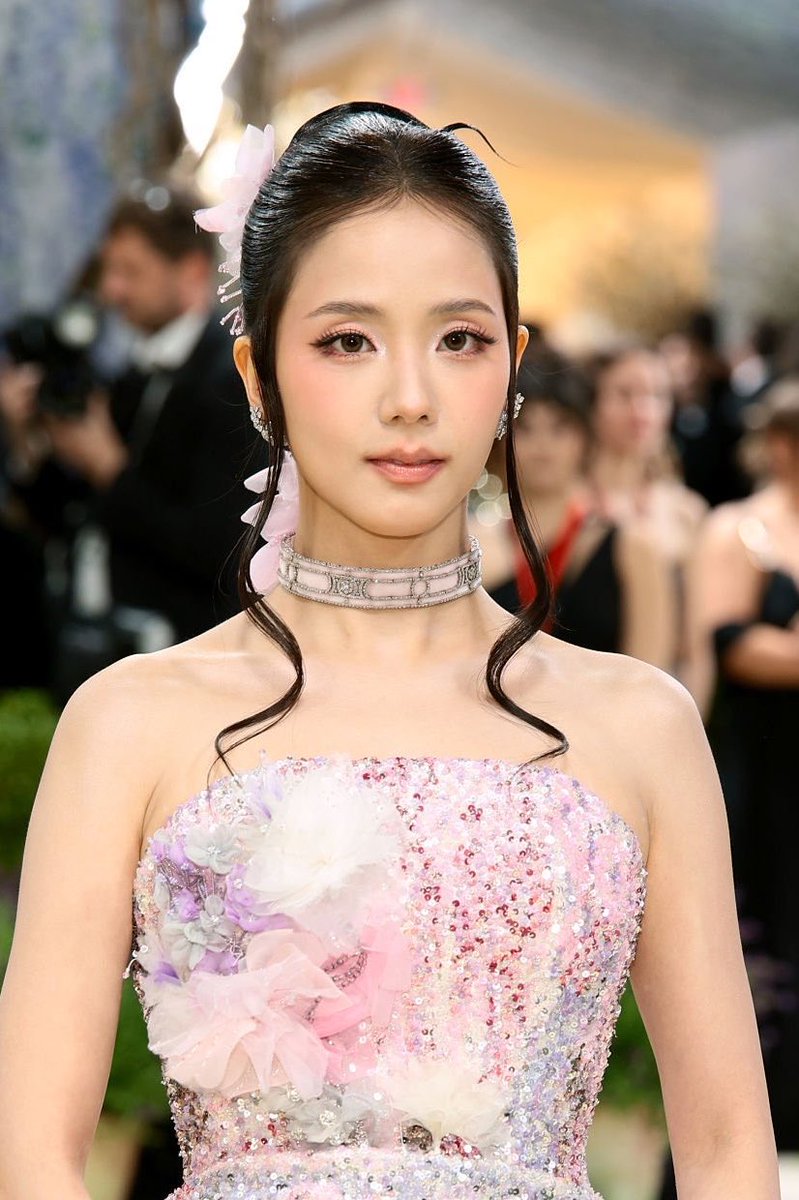 pinksview's tweet photo. JISOO AND HER DIVINE FACE CARD. https://t.co/aknuRDYnEU